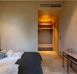 4 bedroom villa with infinity pool and sea views near Noto, Sicily, sleeps 8
